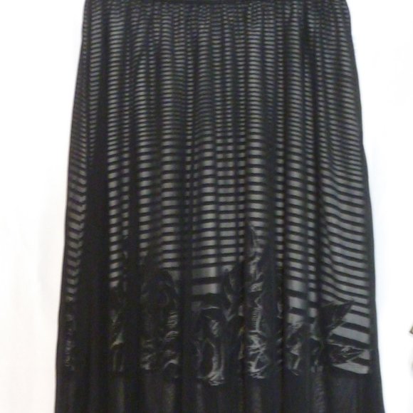 LuLaRoe Gorgeous Tulle skirt with beautiful design